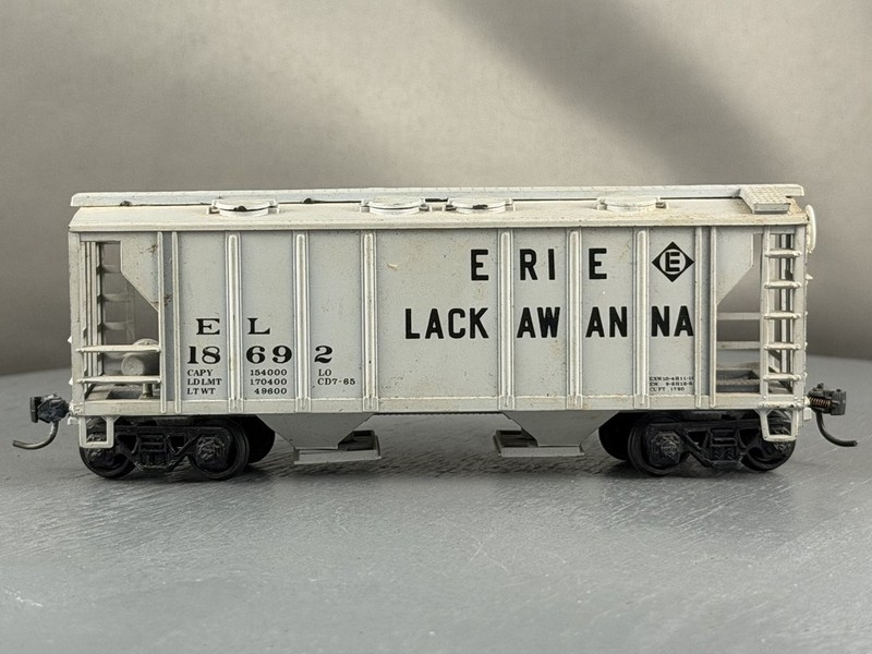 Roundhouse - Erie Lackawanna - 2 Bay Covered Hopper # 18692 w/Kadees