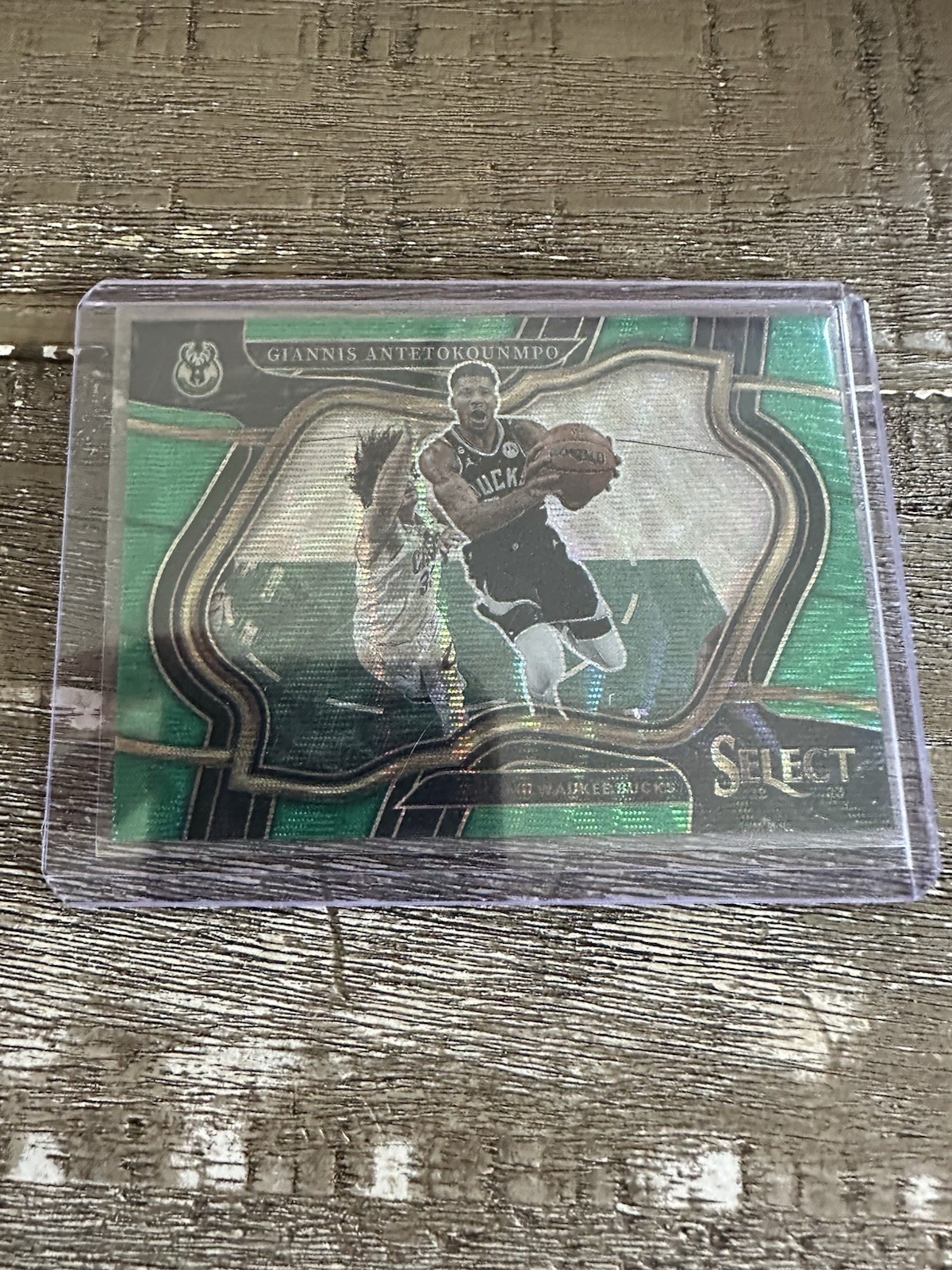 Giannis Antetokounmpo 2022-23 Panini Select Green Wave /50 Courtside