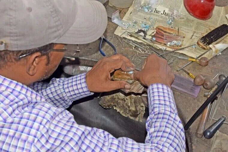 Pendiente de aro de eslabones con clip de papel de diamante de corte redondo de 2 quilates enchapado en oro amarillo de 14 k Foto 4 de 4