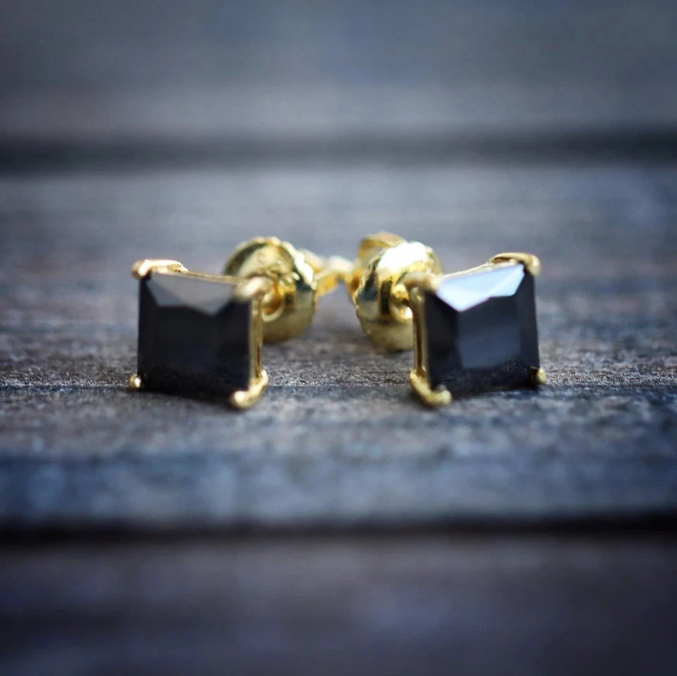 Pendiente de ónix creado en laboratorio de corte princesa de 2 quilates para hombre acabado en oro amarillo de 14 k Foto 2 de 3