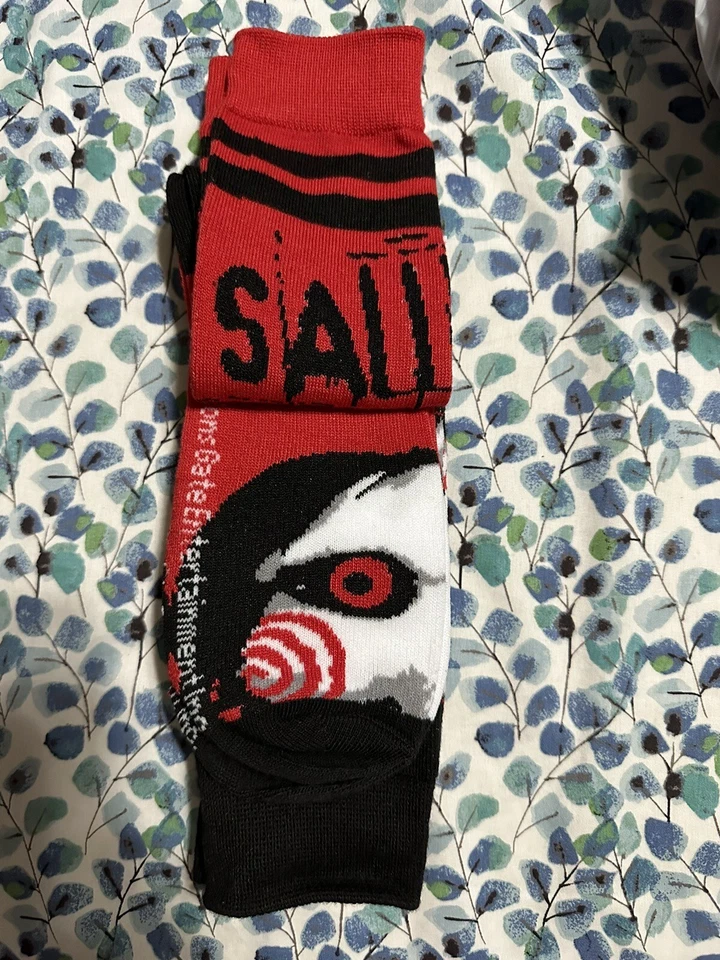 SAW Jigsaw I Want To Play A Game Horror Crew Calcetines 2 Pares Hombres 8-12 Negro Rojo NUEVO Foto 2 de 4