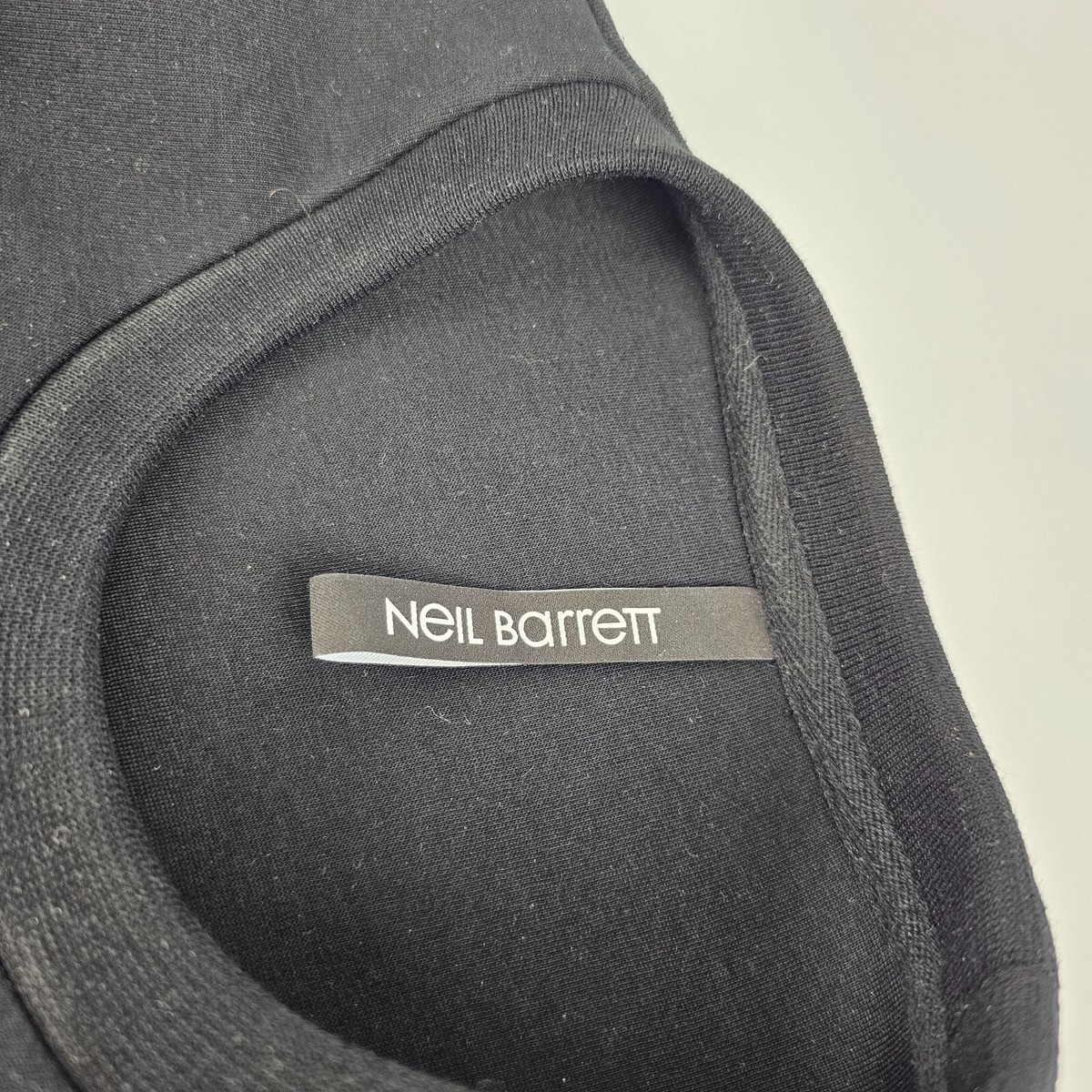 Tシャツ・カットソー NEIL BARRETT Men Hoodies NBV7JS217A V513C 057 Black Neil Barrett t-shirt - Black - Men | PBJT165U501S1118