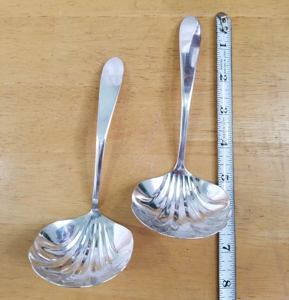 LOTE DE 2 CONCHAS WM ROGERS MEADOS DO SÉCULO VINTAGE 1960 HUTTON MOLHO BANHADO A PRATA 🍝 - Imagem 2 de 4