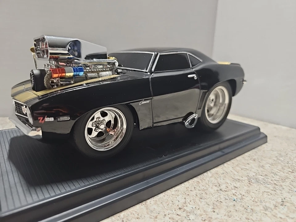 Chevrolet Camaro Z28 1969 1:18 Die-Cast Car negro y dorado de colección Muscle Machines Foto 2 de 4