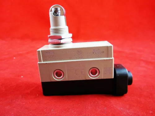 1pc New Omron ZC-Q2255 Limit Switch (PANEL MOUNT ROLLER PLUNGER)
