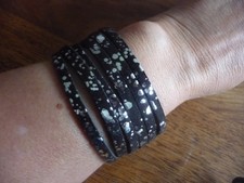 Zwei in Lederoptik gehaltene Armbänder