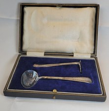 Antiker galvanisierter Babynahrungsschieber und Löffel im Etui, über 90 Jahre alt