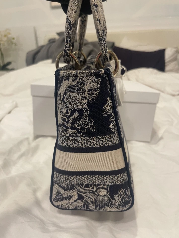 Medium Lady D-Lite Bag Blue Toile de Jouy Reverse Embroidery - Image 4 of 4