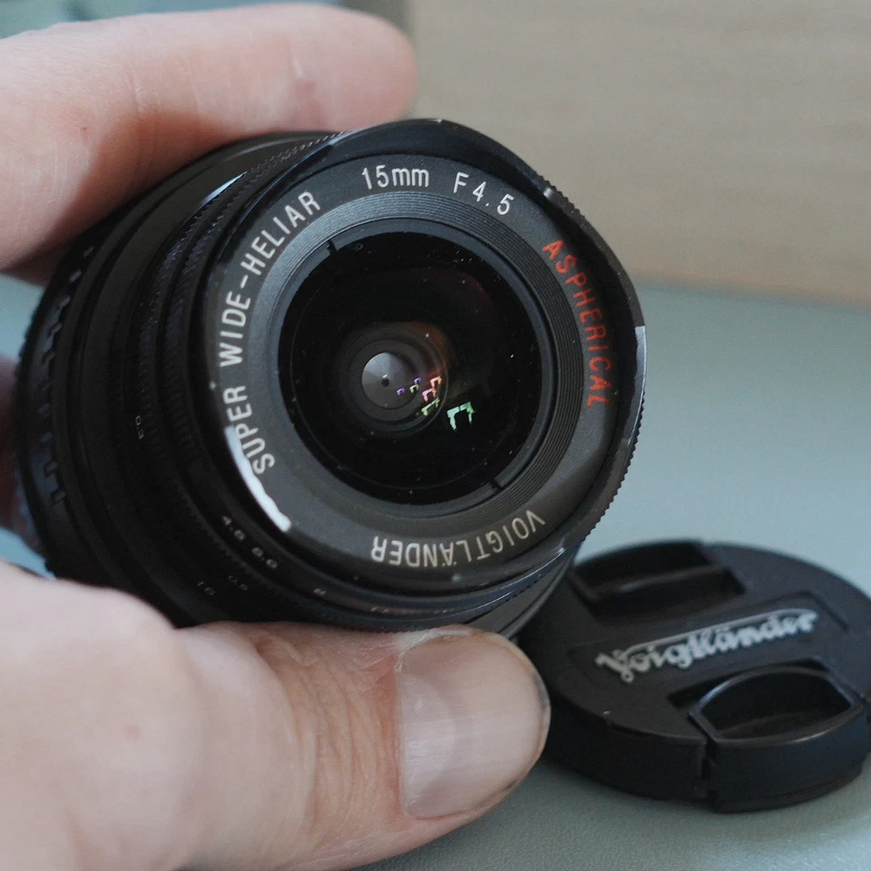 Lente súper ancha Voigtlander 15 mm f/4,5 + adaptador de montaje Sony E + tapas Foto 2 de 4