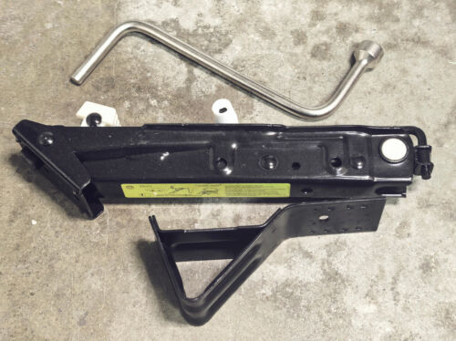 used BMW jack & chock set in foam insert for 2004-2010 E60 E61 E63 E64 5-series - Picture 2 of 6