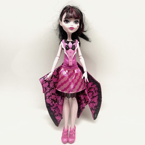 Monster High Ghoul-to-Bat Transformation Draculaura Doll Mattel - Pop Up Wings - Picture 6 of 9