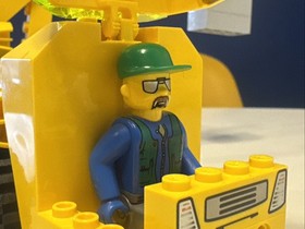 LEGO City 4668 Outrigger Construction Crane Partial w/ Minifigure 2004
