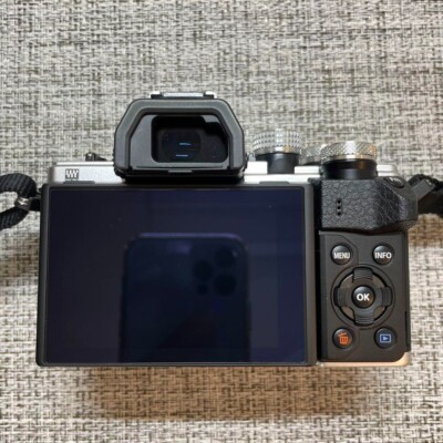 Olympus OM-D E-M10 Mark II EZ Mirrorless Double Zoom Kit Silver Olympus OM-D E-M10 Mark II EZ Mirrorless Double Zoom Kit Silver