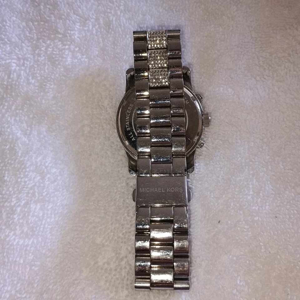 Reloj de cuarzo Michael Kors Runway MK5825 para mujer con esfera analógica de acero inoxidable JNA840 Foto 4 de 4