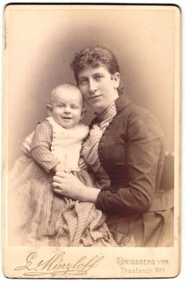 Photograph E. Minzloff, Königsberg I. Pr., Theaterstr. 4, mother with child in ar 
