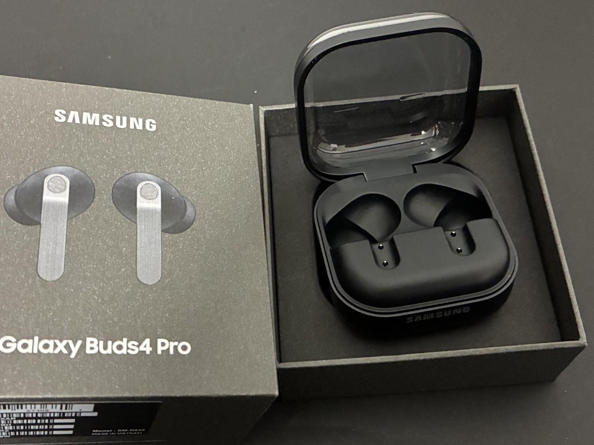 NEW Original Samsung Galaxy Buds4 Pro SM-R640N Earbuds Charging