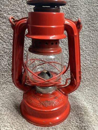 Vintage Red Winged Wheel No 350  Kerosene Oil Lantern - Photo 1 sur 19