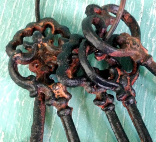 Chambers Skeleton Key Ring Antiqued Black & Orange New Cast Iron Rustic Vintage - Picture 4 of 4