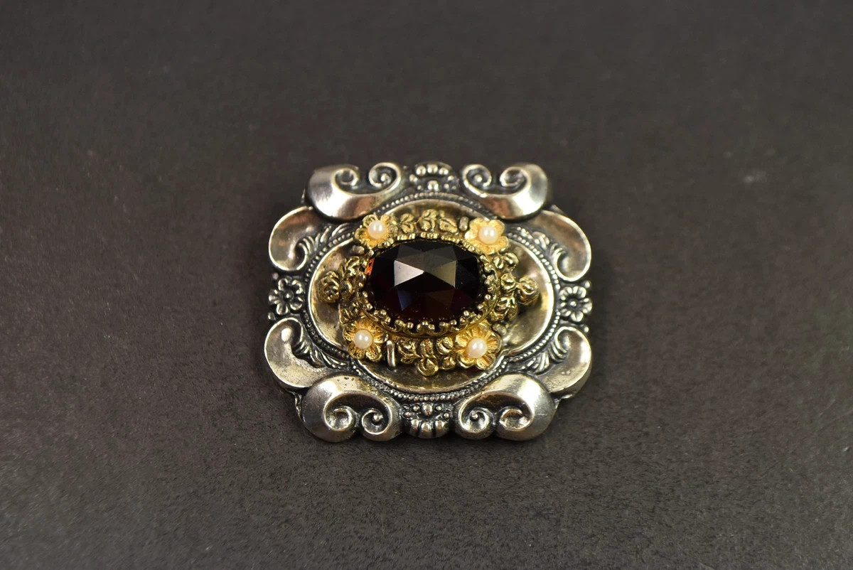 Trachtenbrosche Silber 835 mit großem Granat und Perlen besetzt.