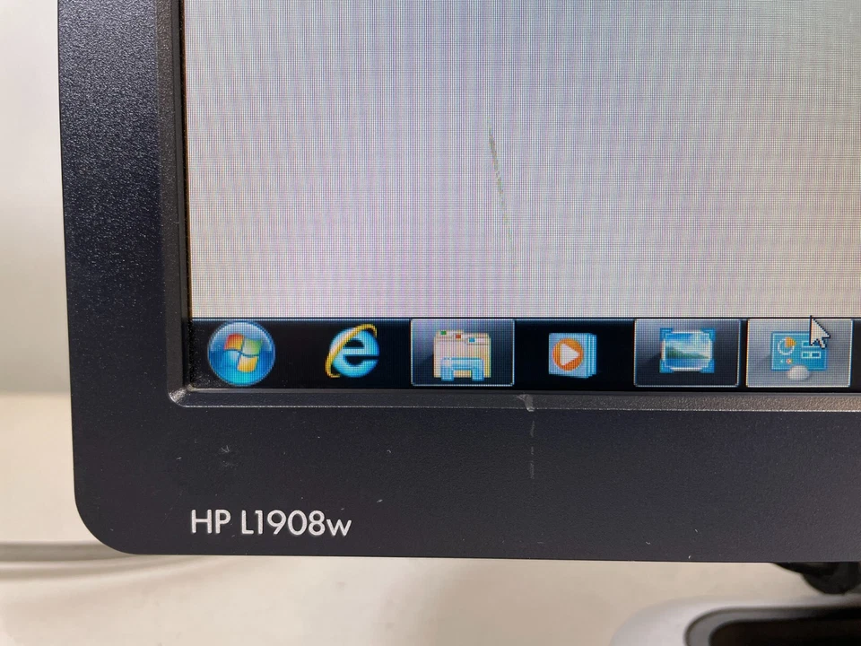 HP L1908w GP536A Monitor 19" LCD Widescreen VGA 1440 x 900 Pixels 5ms w/ Base - Image 3 of 4