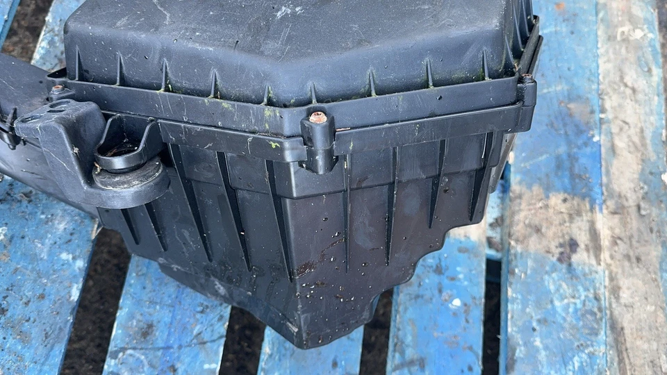 Volvo V40 2013-2019 AIR FILTER BOX - image 4 of 4