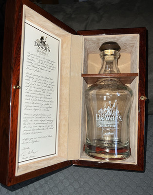 Dewars Signature Whisky Cherry Wood Inlay Box with Bottle Collectors Find Rare