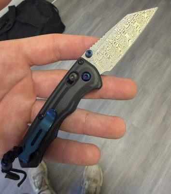 Benchmade Osborne 940 Carbon Fiber Handle Damascus Plain Blade Axis Lock