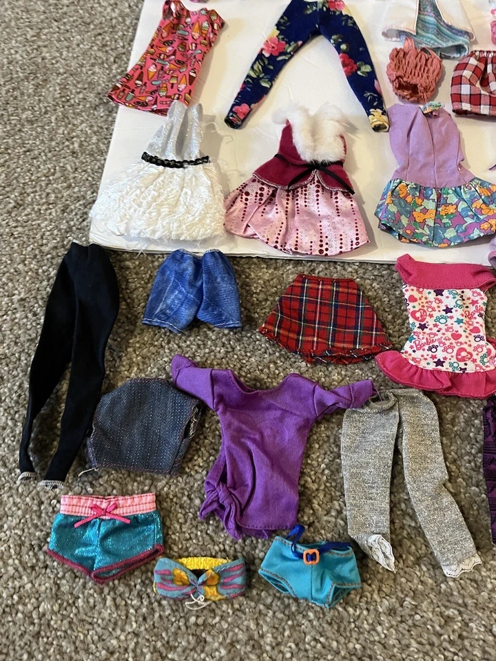 Ropa Barbie Fashionistas 2018 estuche de moda y 78 piezas Foto 4 de 4