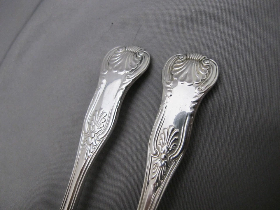 PAR de CUCHARAS DE SAL VICTORIANAS inglesas patrón REYES ESTERLINA-?H, Londres 1857-58 Foto 3 de 4