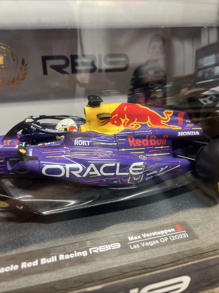 Spark 1/18 Red Bull RB19 Max Verstappen Winner Las Vegas GP 2023 - Image 3 of 4
