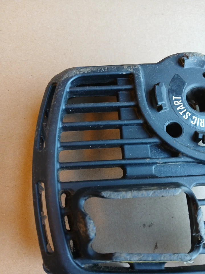 Cubierta trasera del motor Craftsman WC210 CMXGTAMD25CC recortadora de cadena de gas MTD Foto 2 de 4