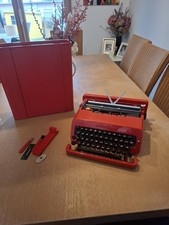 Maszyna do cięcia podróżnego Olivetti Valentine, czerwona, z walizką