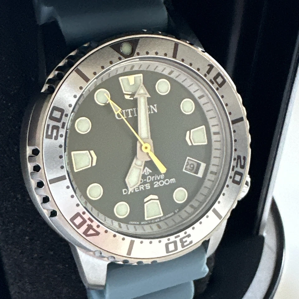 Reloj Citizen Mujer Indicador de Fecha de Buceo Eco-Drive Azul Claro 36MM EO2027-09L Foto 3 de 4