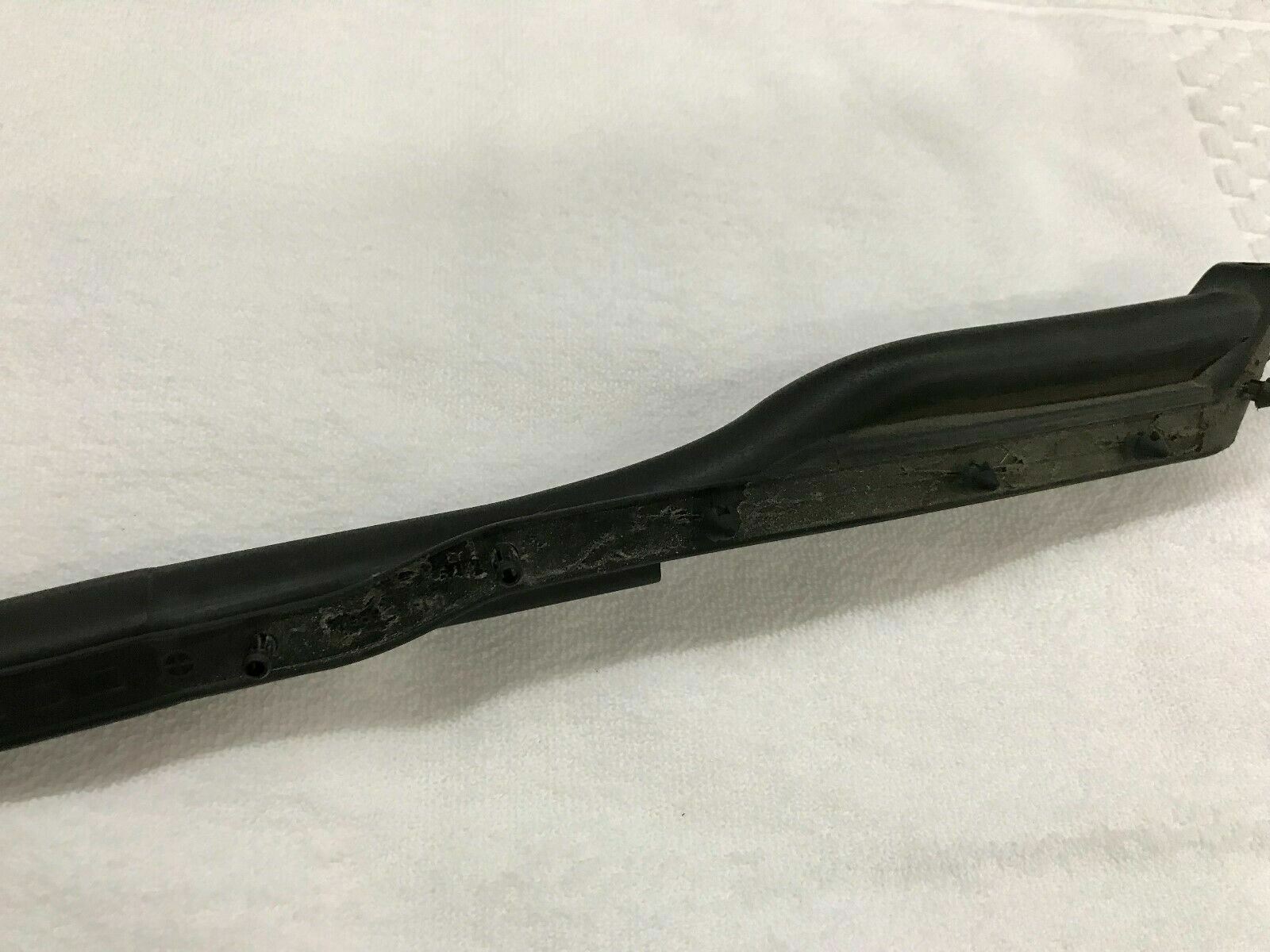 MCLAREN MP4-12C PASSENGER RIGHT SIDE OUTER DOOR JAM RUBBER SEAL GASKET OEM