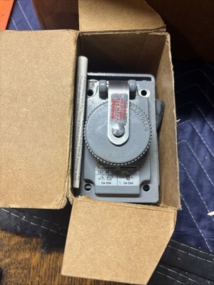 Russellstoll 3743U2 Receptacle 15A 250V F22856B