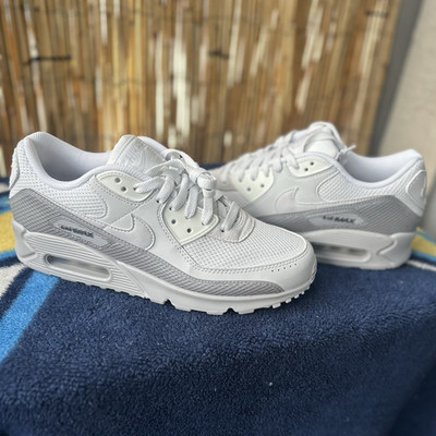 Nike Air Max 90 Men s White Low Top Lace-Up Athletic Sneakers