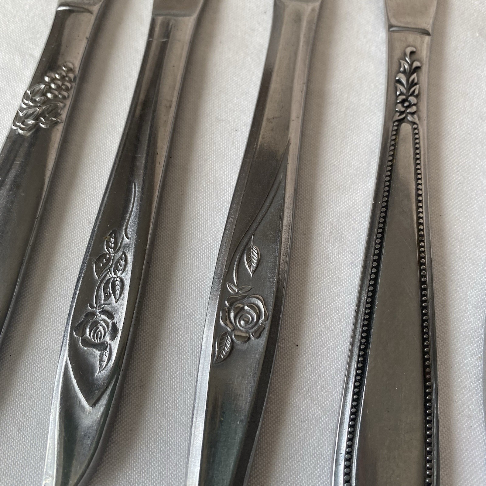 Mixed Lot 10 VTG Stainless Dinner Knives Floral MCM Mismatched Japan READ