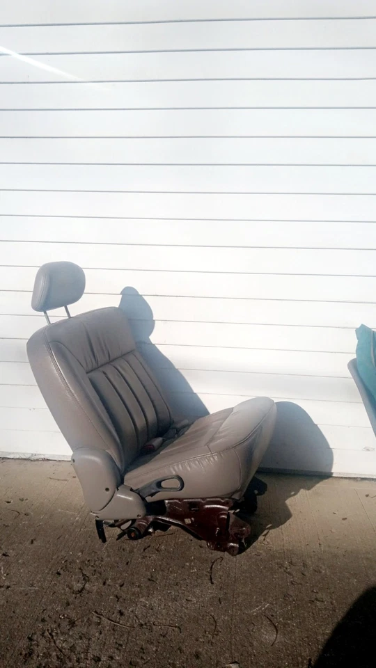 Juego trasero Chrysler Town Country 2002-2007 tercera fila asiento izquierdo derecho cuero beige Foto 3 de 4