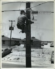 Stampa Foto Un tecnico delle comunicazioni lavora presso il sito di campo della Guardia Nazionale Aerea