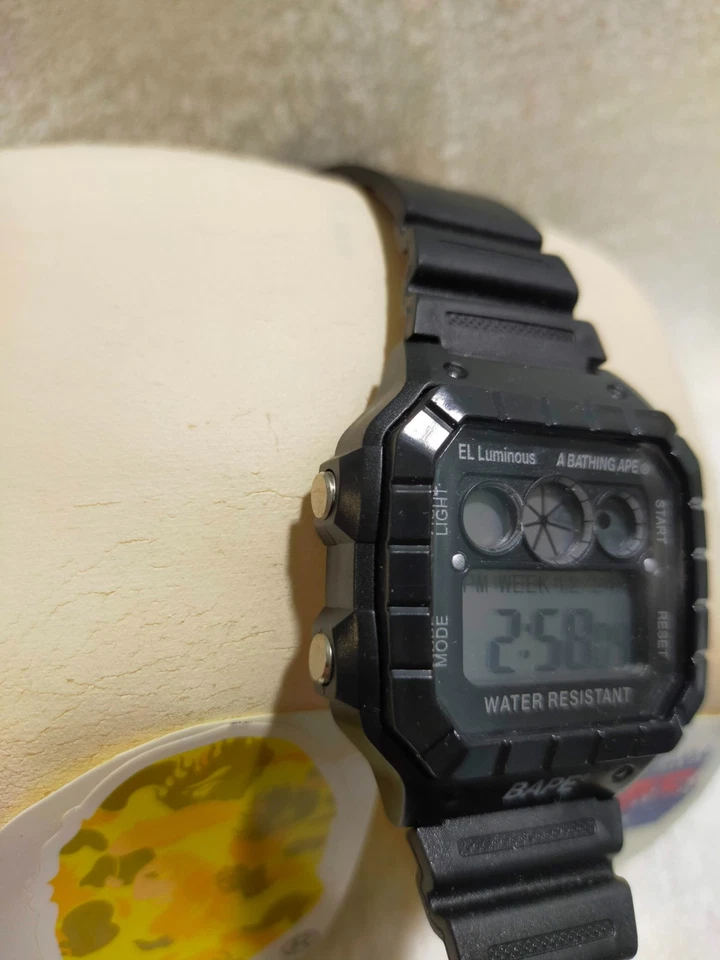 RELOJ BAPE DIGITAL COLECCIÓN VERANO 2020 A BATHING APE de Japón con pegatina Foto 3 de 4