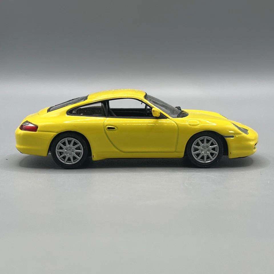 Porsche 911 996 Carrera 4 2001 cupé amarillo con zócalo escala 1/43 DeAgostini Foto 4 de 4