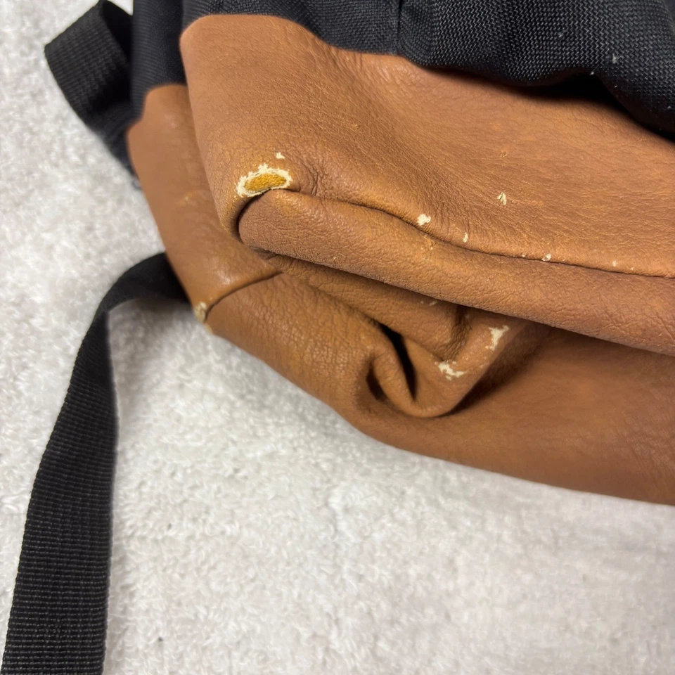 Mochila Jansport Cool Student Negra Cuero Marrón Bolsillos Inferior Malla Lateral Foto 4 de 4