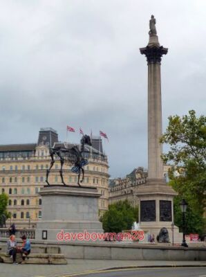 FOTO THESTRAL IM TRAFALGAR QUADRAT TRAFALGAR QUADRATE VIERTER SOCKEL MIT FUNKTIONEN