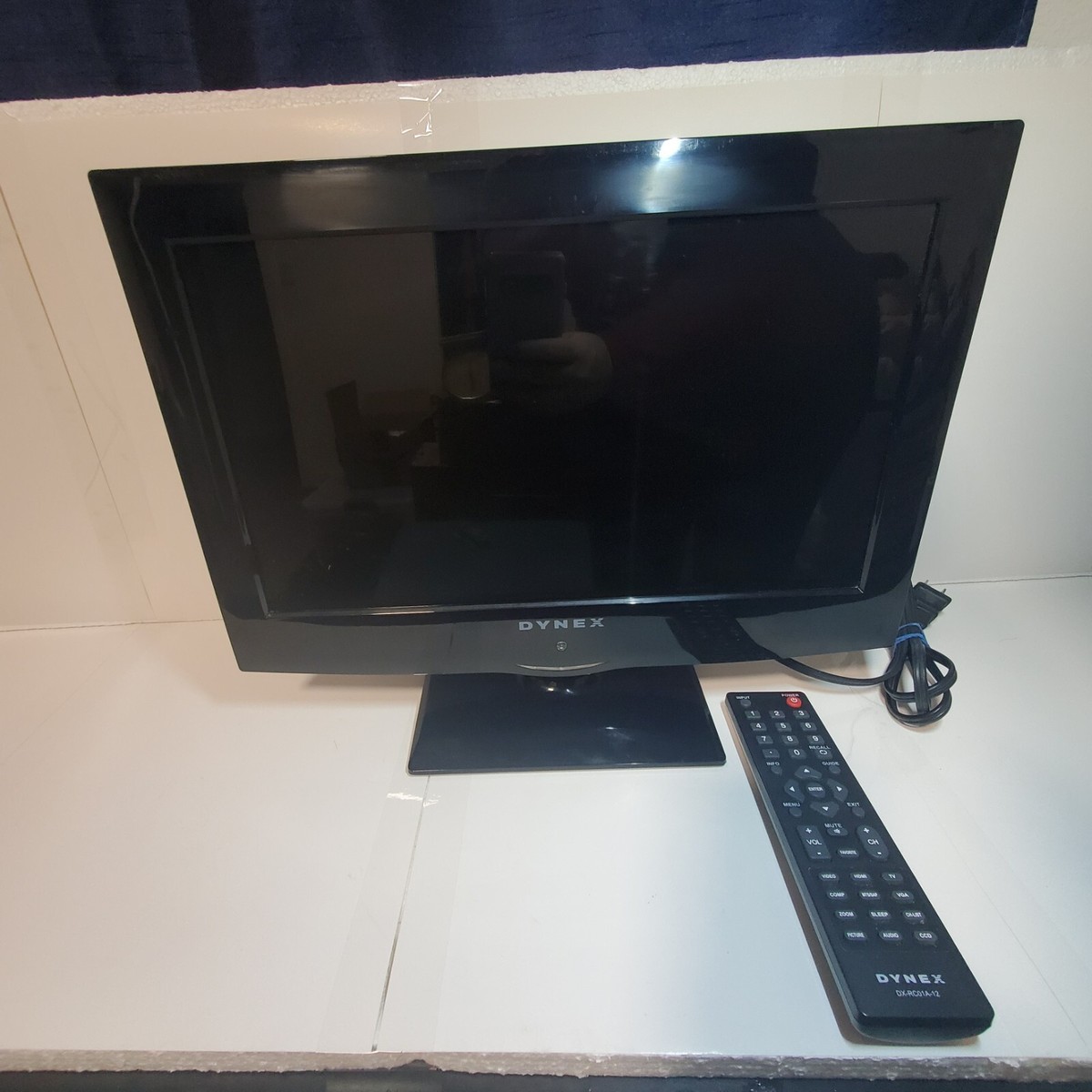Dynex DX-15E220A12 15” LCD TV HDMI/VGA/COMP WITH REMOTE *TESTED