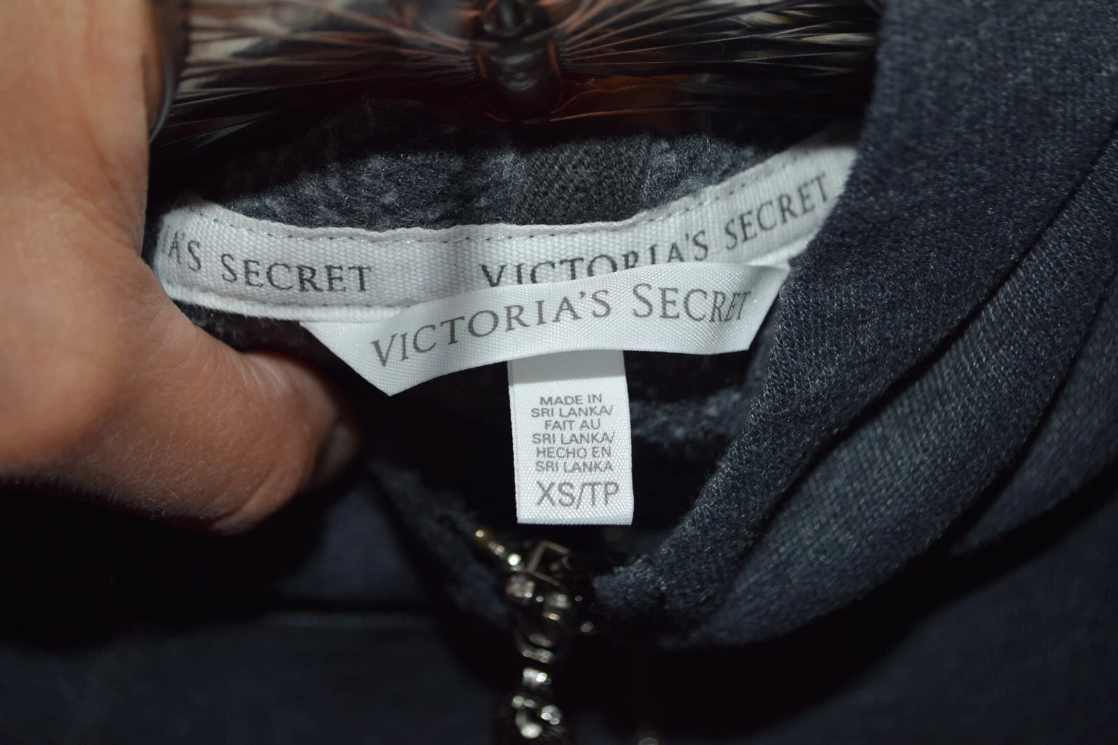UNDERCOVER Giacca Victoria's Secret Angel taglia XS grigia con cappuccio e cerniera davanti Victoria's Secret