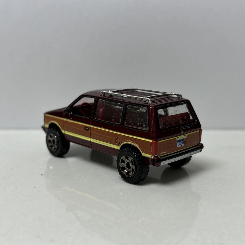 Dodge Caravan 1984 rojo elevado Auto World 1/64 personalizado Foto 4 de 4