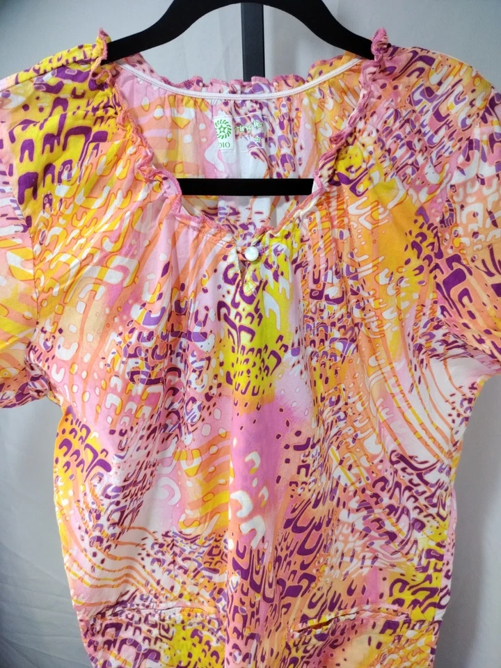 Blusa Médica Bring It On Cuello con Volantes y Mangas Cortas, Talla L Foto 2 de 4