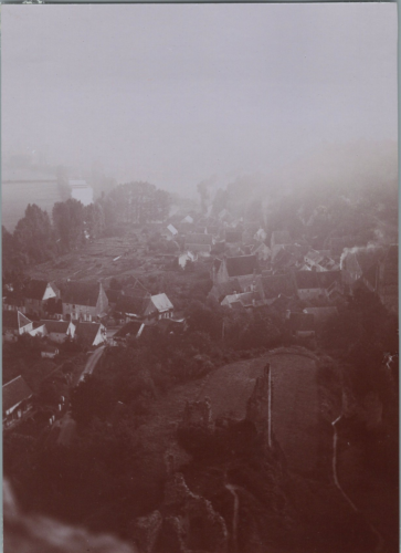 France, Loir-et-Cher, Lavardin, le village, vue des ruines Vintage print, tirage - Zdjęcie 1 z 2