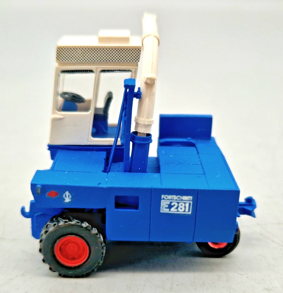 IC 87069-1 + IS - ICAR Fortschritt E281 Häcksle rmit Schwadaufnahme, 1/87 H0 TOP - Bild 4 von 4