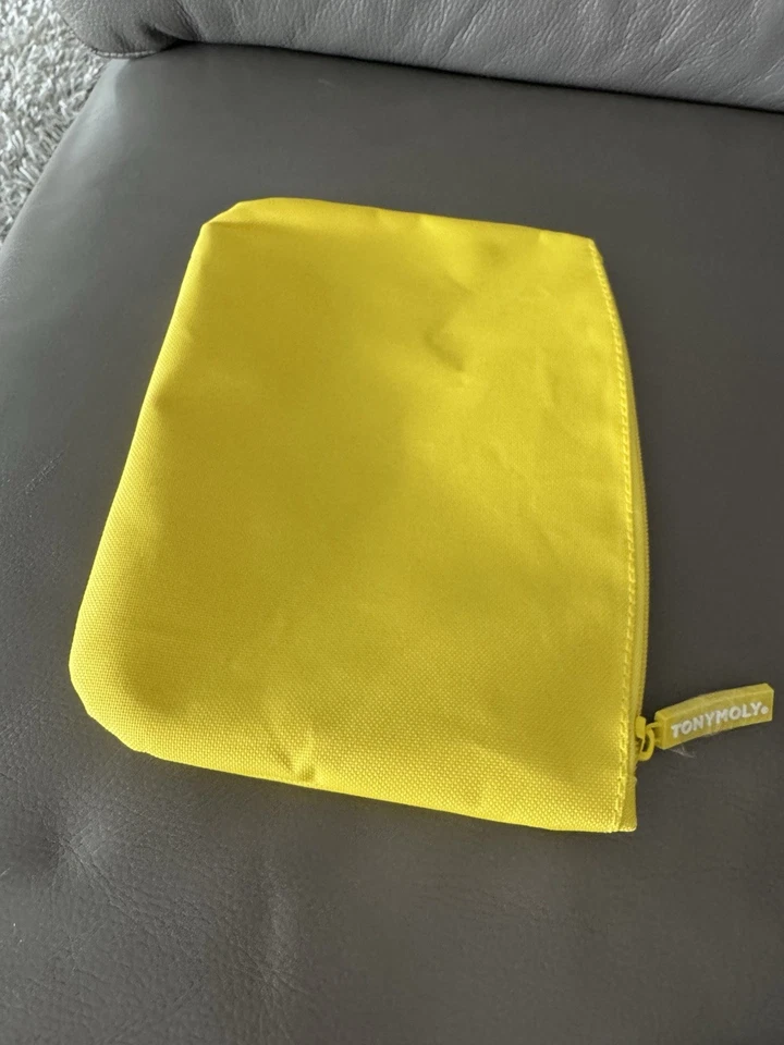Bolsa de Maquillaje TonyMoly Amarilla Julio 2025 Foto 4 de 4